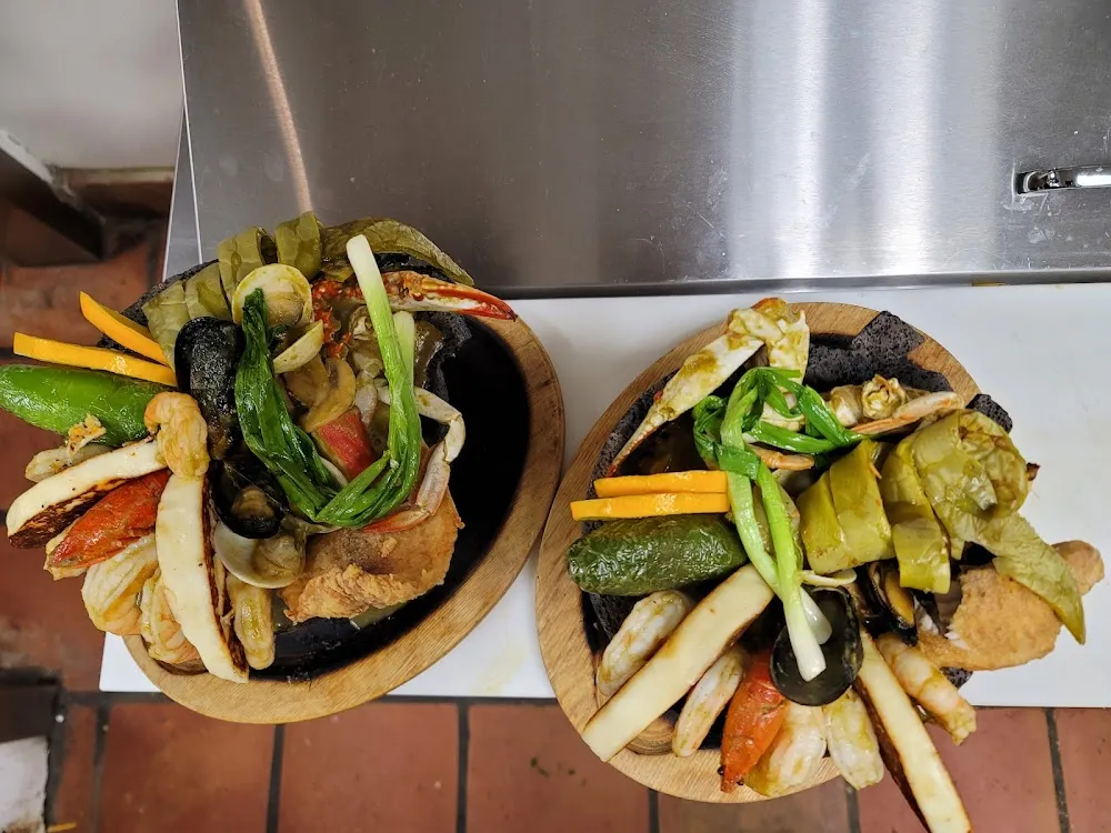Molcajete de Mariscos En Salsa Verde